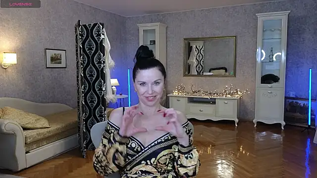 LinaJoy online show from April 6, 7:15 pm