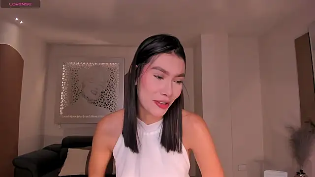 NiaSalvatore online show from April 12, 5:05 pm