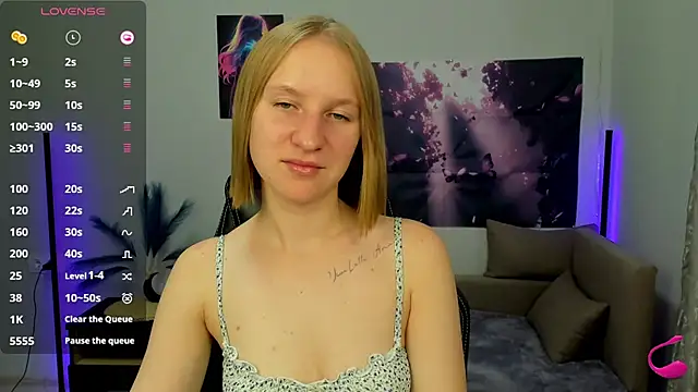Snapshot of BeautyBlondy chatting on October 22, 12:21 pm BeautyBlondy online show from October 22, 12:21 pm