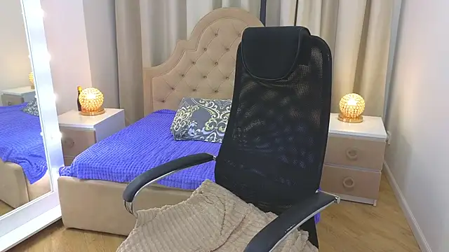 M I A M I A online show from November 4, 1:05 pm