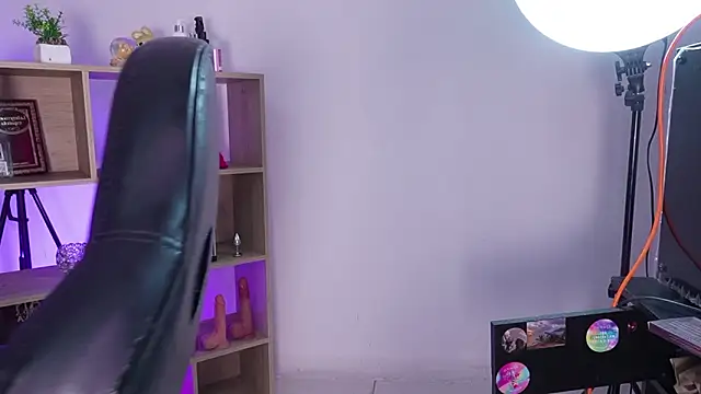 CleeoAdams  online show from March 6, 5:35 am