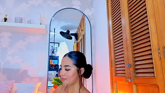 CharlotteGraay online show from February 5, 8:01 pm