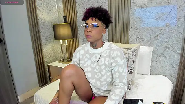 LuciaWallace online show from July 9, 9:06 pm