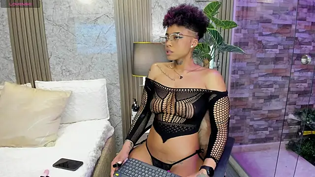 LuciaWallace online show from July 5, 8:47 pm