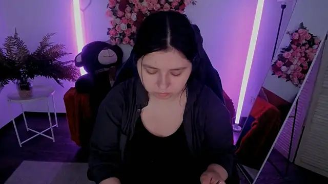 DiaAngell online show from June 7, 6:37 pm