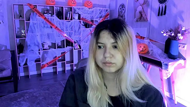 DiaAngell online show from October 31, 8:02 pm