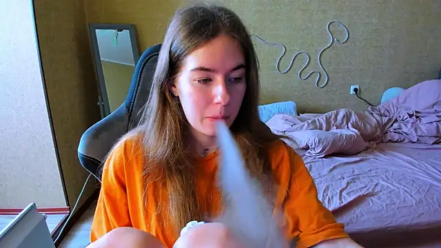 EmilyPaw online show from April 16, 10:48 am