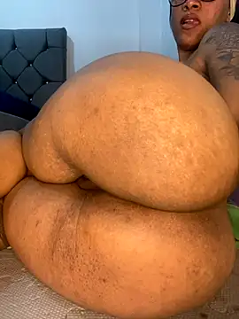 Snapshot of Charlotte_bronxxx chatting on October 12, 8:33 pm Charlotte bronxxx online show from October 12, 8:33 pm