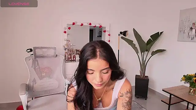 LairaScott online show from February 26, 9:25 pm