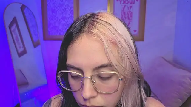 Hela v online show from January 15, 8:04 pm