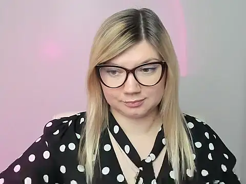 Snapshot of Lola_moree chatting on October 22, 12:10 pm Lola moree online show from October 22, 12:10 pm