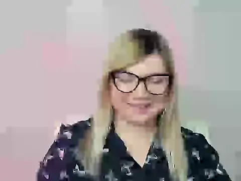 Snapshot of Lola_moree chatting on October 20, 12:19 pm Lola moree online show from October 20, 12:19 pm