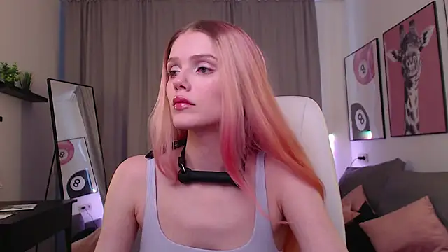 Gretchen Mol online show from November 29, 7:34 am