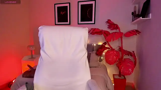 Gigi Strawberry online show from February 5, 5:54 am