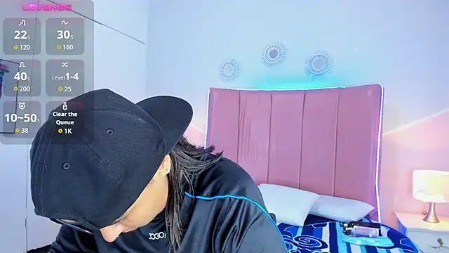 Liiam smith  online show from November 17, 12:50 pm