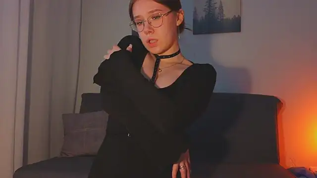 Mia Luw online show from April 8, 2:24 am