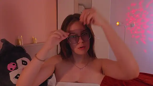 Mia Luw online show from November 13, 6:07 pm