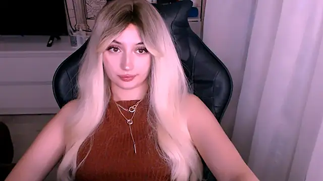 Snapshot of beauty_blonde chatting on October 22, 12:59 am beauty blonde online show from October 22, 12:59 am