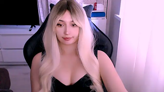 Snapshot of beauty_blonde chatting on October 17, 3:10 am beauty blonde online show from October 17, 3:10 am