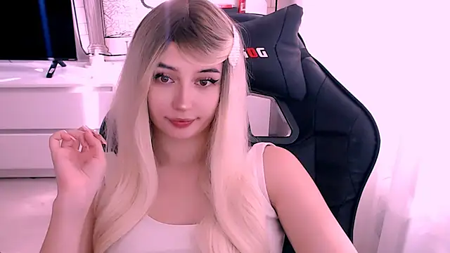 Snapshot of beauty_blonde chatting on October 12, 5:54 am beauty blonde online show from October 12, 5:54 am
