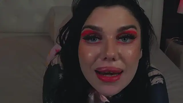 MaeveMoon online show from April 7, 7:05 pm