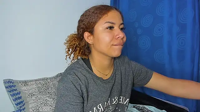 MELINAMARTINS online show from March 12, 8:11 pm