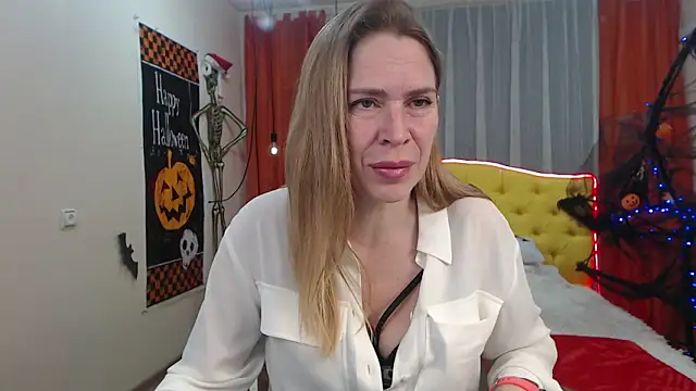 TessaDaybreak online show from November 1, 8:51 am