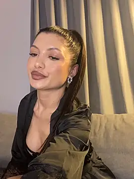 VanessaOssry online show from March 31, 8:20 pm