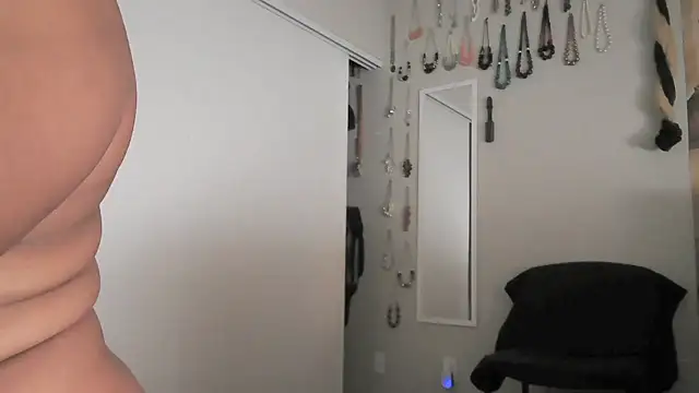 Queenanitadix online show from February 24, 7:01 pm