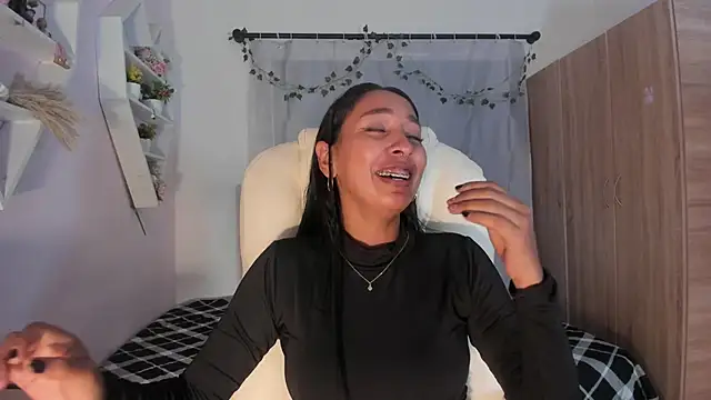 Emma lorense22 online show from November 13, 7:13 pm