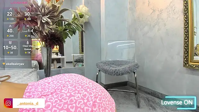 Snapshot of Bella_Posh chatting on October 21, 5:22 am Bella Posh online show from October 21, 5:22 am