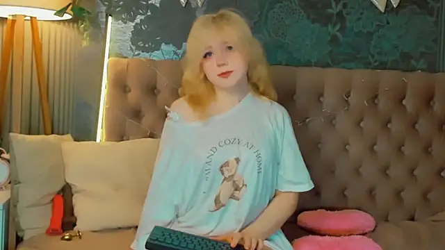 EmilyAngells online show from March 10, 7:01 am