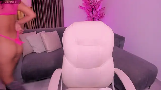 hannah thomson  online show from January 13, 3:45 am