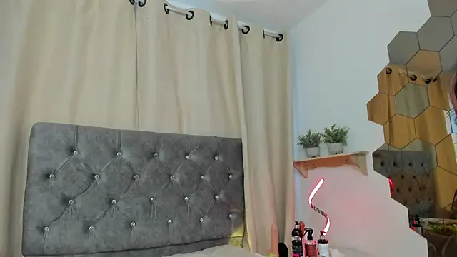 DaphneGlas online show from January 10, 6:12 pm