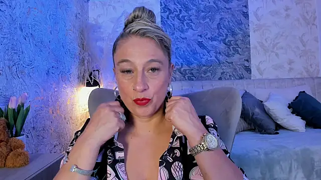 Liannaa  online show from February 26, 7:57 pm