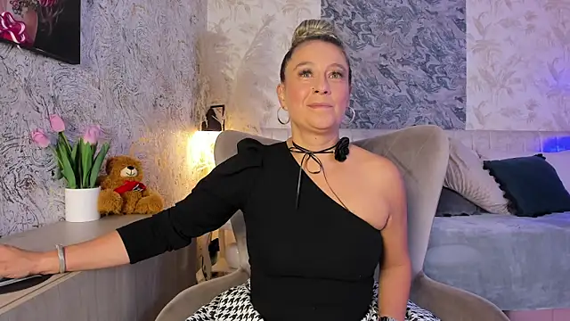 Liannaa  online show from February 2, 7:35 pm