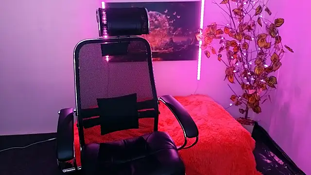 Snapshot of Miss_Alice_Silver chatting on October 26, 4:57 pm Miss Alice Silver online show from October 26, 4:57 pm