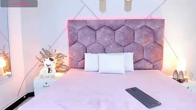 aurora collinss  online show from February 3, 12:21 pm