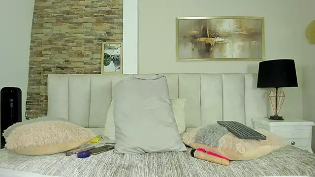 laura latinhot1 online show from December 19, 9:07 pm