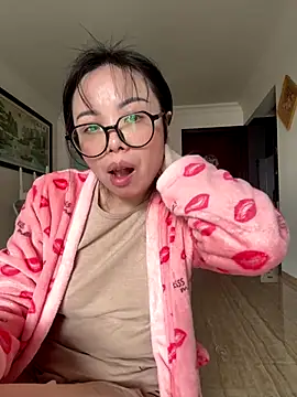 aa520uv online show from December 18, 3:44 am