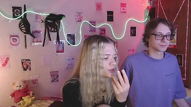 Snapshot of Your_Horny_Friends chatting on October 6, 4:12 pm Your Horny Friends online show from October 6, 4:12 pm