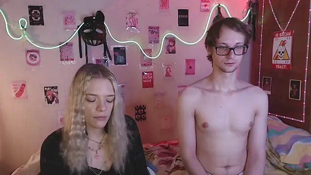 Snapshot of Your_Horny_Friends chatting on September 23, 1:42 pm Your Horny Friends online show from September 23, 1:42 pm