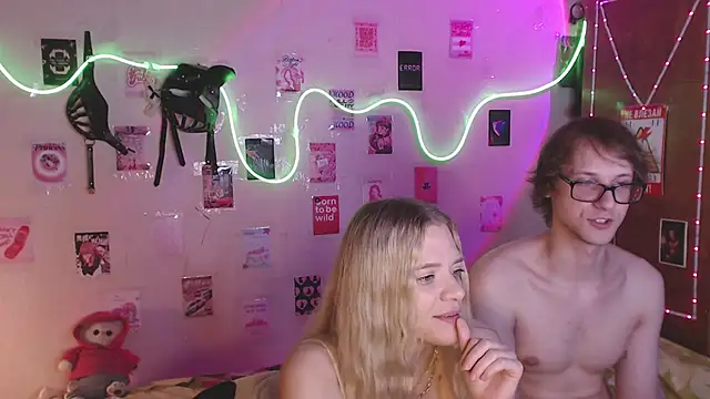 Snapshot of Your_Horny_Friends chatting on October 16, 3:03 pm Your Horny Friends online show from October 16, 3:03 pm