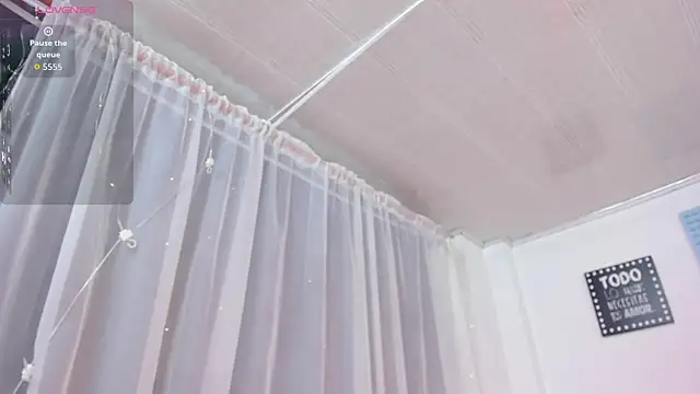 Pretty Johnson  online show from November 15, 12:17 pm