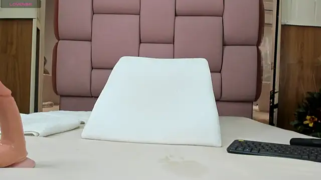 sophiaarenas online show from November 20, 1:12 pm