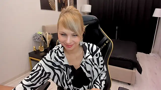 LindaSandy 1 online show from October 13, 6:27 am