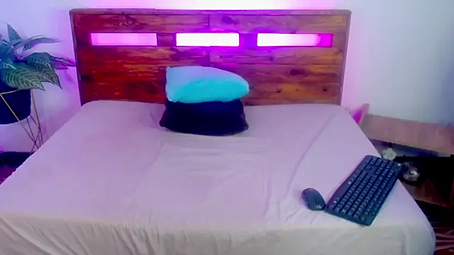 Snapshot of Yeseniaa25_ chatting on September 18, 6:28 pm Yeseniaa25  online show from September 18, 6:28 pm