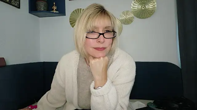 ClassyNAWTYBritMILF online show from November 7, 5:29 pm