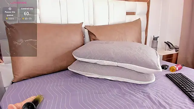 Skylar Smith  online show from April 1, 1:52 pm