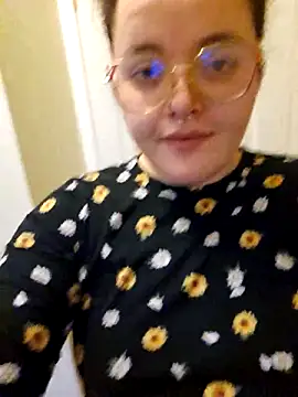 nuttiebuddy1 online show from December 5, 7:59 pm